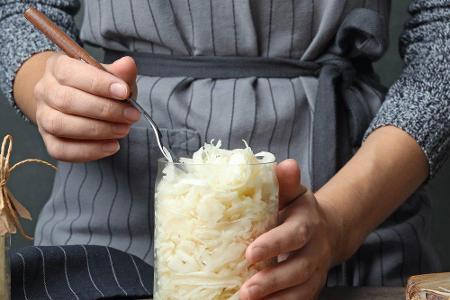 Sauerkraut liefert dem Körper Vitamin C, Folsäure und Vitamin K und stärkt neben dem Verdauungstrakt auch unser Immunsystem.