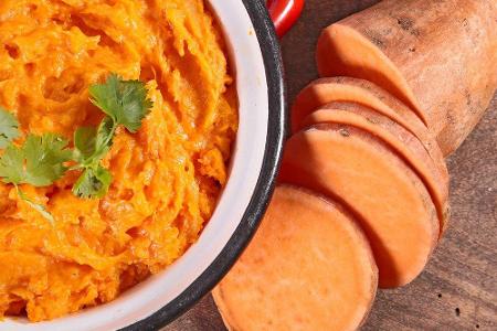 Sie leiden unter einem empfindlichen Darm? Süßkartoffeln können Ihnen dank ihrer Pflanzenfasern wie Cellulose, Lignin und Pe...