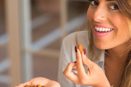 Mandeln enthalten nicht nur gesunde Fettsäuren, Proteine und Ballaststoffe, sondern auch viel Magnesium. Dieses optimiert di...