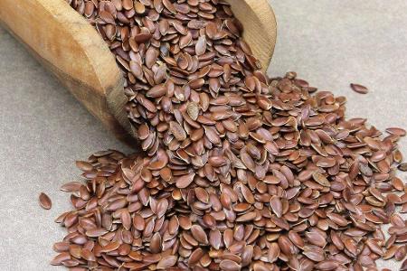 Ungeschrotete und mit reichlich Flüssigkeit aufgenommene Leinsamen beruhigen gereizte Darmwände. Dank ihres Sättigungseffekt...