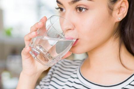 Doch all jene Lebensmitteln bringen nicht viel, wenn der Körper nicht ausreichend mit Flüssigkeit versorgt wird. Zwei Liter ...