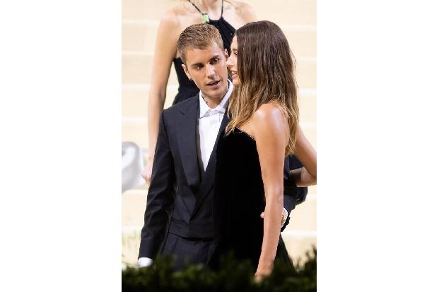 Auch die Biebers waren in der Stadt: Hailey trug ein schulterfreies Kleid von Saint Laurent, während ihr Mann Justin sich in...