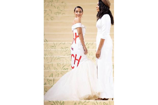 Politikerin Alexandria Ocasio-Cortez von den US-Demokraten hatte eine eindeutige Botschaft: Auf der Rückseite ihres weißen O...