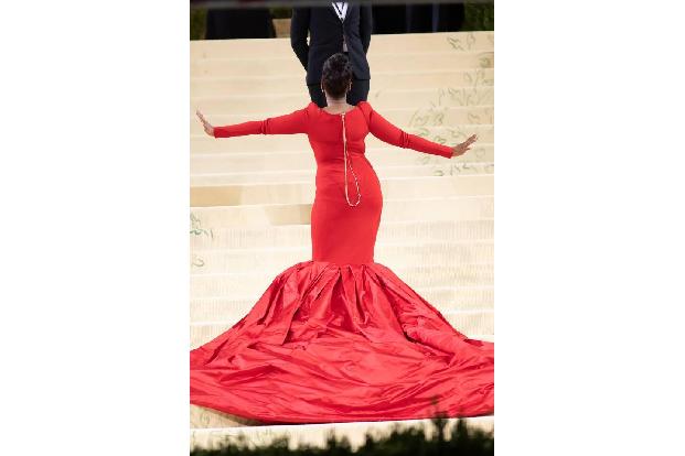 Jennifer Hudson feierte gleich durch: Am Vortag war die Sängerin 40 Jahre alt geworden. Sie trug ein Kleid von AZ Factory.