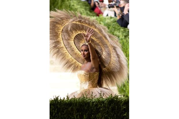 Diesen Look gibt es nirgends zu kaufen: Iman, Supermodel und Witwe von David Bowie, ließ sich ihr spektakuläres Outfit eigen...