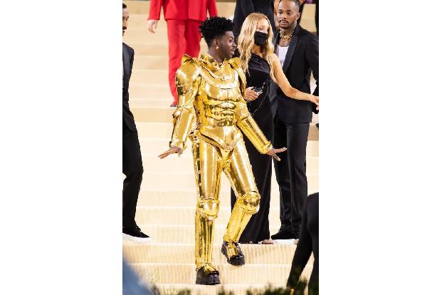 Fand Rapper Lil Nas X Inspiration bei 'Star Wars'-Roboter C3PO oder eher bei einer alten Ritterrüstung? So ganz klar war das...