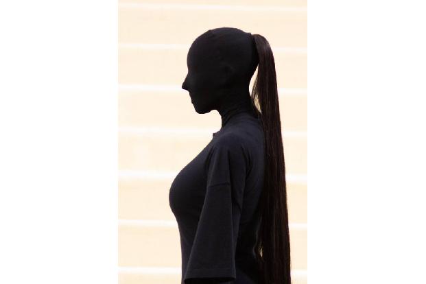 Der Hingucker des Tages war zweifellos Kim Kardashian, die im schwarzen Ganzkörper-Outfit von Balenciaga nicht einmal ihr Ge...