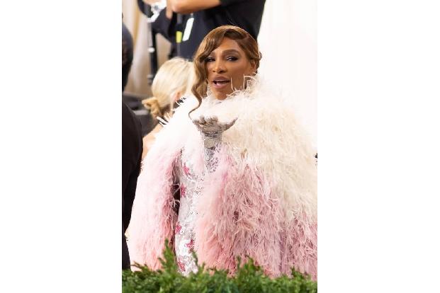 Tennis-Legende Serena Williams setzte auf Federn, während ihre Kollegin...