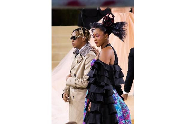 ...Naomi Osaka sich bei ihrem Kleid von ihrem japanischen Erbe inspirieren ließ. Neben Louis Vuitton zeichnete auch Naomis S...