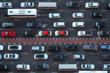 Wenn der Verkehr stockt, gelten auf deutschen Autobahnen eindeutige Regeln.