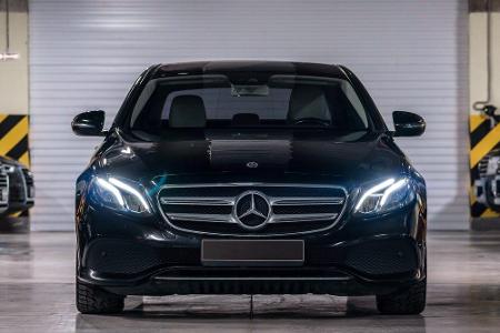 Eine Haftpflicht- und Vollkasko-Stufe Verschlechterung gilt auch für den Mercedes-Benz E 220 D Coupe. Die Gebühr für eine Te...