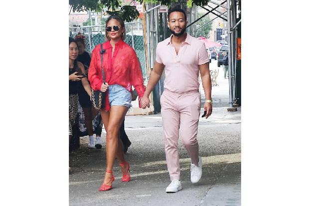 Chrissy Teigen lebt ihr gesamtes Leben in der Öffentlichkeit, und so wurden Fans auch Zeugen von Chrissys Trauer auf Social ...