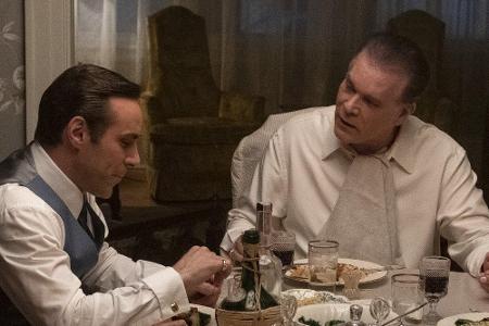 Dickies Einfluss auf seinen Neffen ist es schließlich, der aus dem unbedarften Teenager den übermächtigen Mafiaboss macht, d...