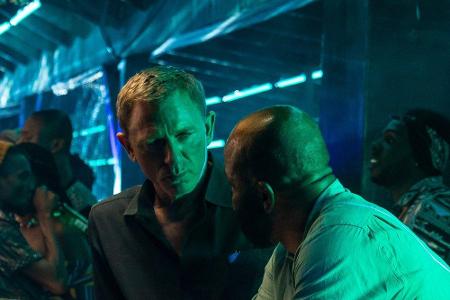 James Bond (Daniel Craig) hat seine Lizenz zum Töten im Auftrag des britischen Geheimdienstes abgegeben und genießt seinen R...