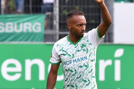 Half viel in der Defensive aus und ging weite Wege. Tolle Flanke kurz vor der Halbzeit. Sorgte mit seinem Tempo für den Plat...