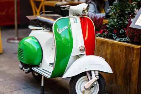 Vespa-Roller von Piaggio sind eine echte Ikone Italiens. 2021 feiert die Wespe ihren 75. Geburtstag. Hier ein Teil ihrer Ges...