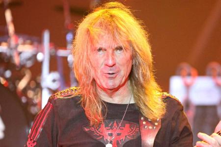 Glenn Tipton, Gitarrist der Band Judas Priest, traf 2018 ein schwerer Schicksalsschlag. Wegen seiner Parkinson-Erkrankung ko...
