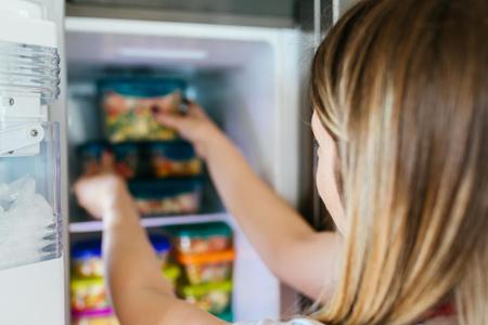 Wasserhaltige Obst- und Gemüsesorten, aber auch Milchprodukte haben im Gefrierschrank nichts verloren. Diese Lebensmittel so...