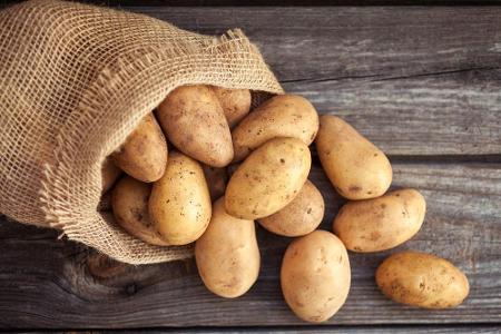 Rohe Kartoffeln samt Schale einfrieren? Keine gute Idee! Wieder aufgetaut haben sie eine matschige Konsistenz und schmecken ...