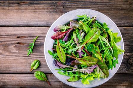 Ob Eisbergsalat, Blattspinat oder Eichblatt: Grüner Salat hat im Gefrierschrank nichts zu suchen.