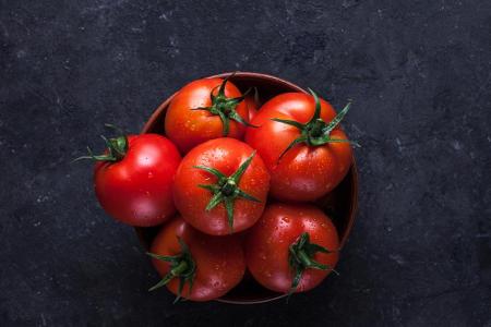 Gleiches gilt auch für sämtliche Obst- und Gemüsesorten, die viel Wasser enthalten. Allen voran: Tomaten.