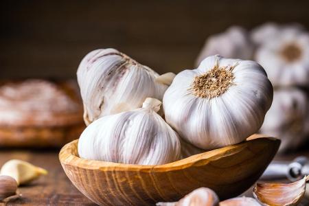 Eingefrorener Knoblauch verliert vor allem das, was ihn so besonders macht: sein Aroma.