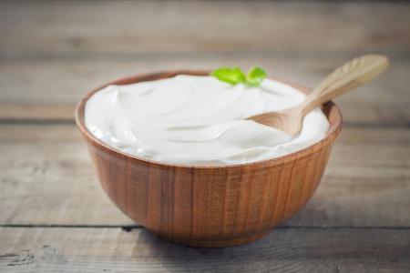Wer Milchprodukte wie Joghurt einfriert, wird sie anschließend in einer flockigen und krümeligen Konsistenz vorfinden.