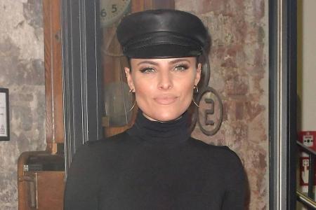 Nicht nur US-Stars wagen den mutigen Schritt. Auch das deutsche Model Sophia Thomalla (31) überraschte 2017 mit einer deutli...