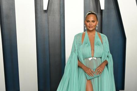 Gewohnt offen kündigte Model Chrissy Teigen (35) den Fans im Mai 2020 eine geplante Brustverkleinerung an: 