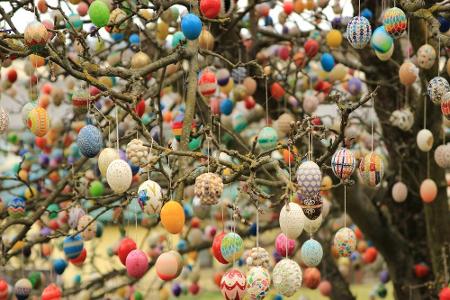 Das Osterfest besteht in anderen Ländern nicht nur aus bunten Eiern und Suchespaß. So mancher Brauch hat es in sich.