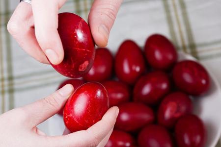 Die Bulgaren sehen an Ostern Rot. Die älteste Frau im Haus streicht den Kindern mit einem rotgefärbten Ei über das Gesicht, ...