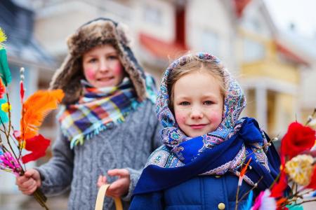 Während man Hexen in den USA zu Halloween durch die Straßen ziehen sieht, verkleiden sich die Kinder in Finnland im Frühjahr...