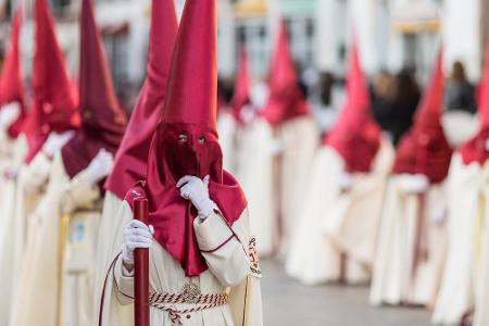 Unheimlicher wird es in Spanien. Allerorts wird die Karwoche (Semana Santa) mit Prozessionen gefeiert, bei der die Teilnehme...