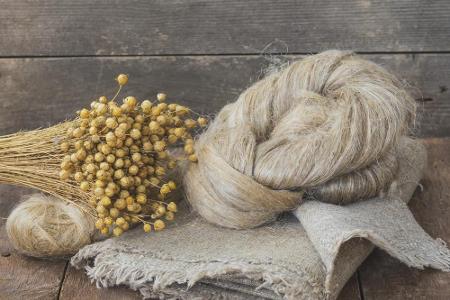 Leinenstoffe werden aus der Flachsfaser hergestellt. Das Material ist reißfest, fusselt nicht und wirkt schweißmindernd. Da ...