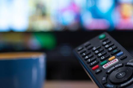 Es ist kinderleicht, eine Serie oder einen Film bei Netflix anzuschauen. Es gibt aber auch zahlreiche mehr oder minder verst...