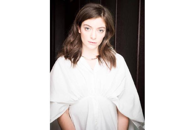 Lorde wollte nach ihrem immensen Erfolg 2013 erstmal erwachsen werden und so dauerte es vier Jahre bis ihr nächstes Album ka...