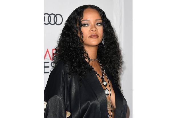 Rihanna möchte die Welt wieder mit einem neuen Parfüm beglücken. Fenty erinnert sie mit dem Geranienduft an ihre Kindheit au...