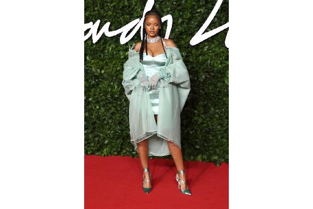 ...es ist eine Premiere für ihr Luxus-Label Fenty, welches sie erst vor wenigen Tagen offiziell zur Milliardärin gemacht hat...