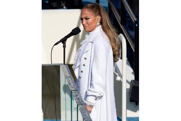 Jennifer Lopez ist auch eine Parfüm-Queen, hat über 30 Düfte in den Regalen der Parfümabteilungen stehen, unter anderem das ...