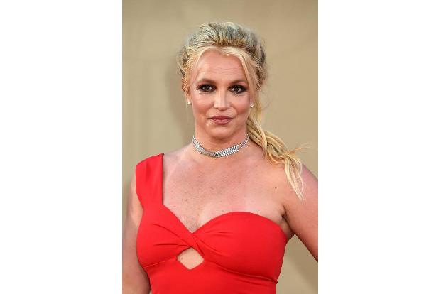 Britney Spears hat mittlerweile ihren Namen für über 30 Parfüm gegeben, großer Favorit ist dabei Curious, ein bisschen Bluto...