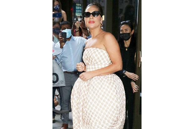 Auch Lady Gaga stieg schon recht früh in ihrer Karriere in die Duftwelt ein und gab ihren Fans das rauchige Fame. Es verkauf...