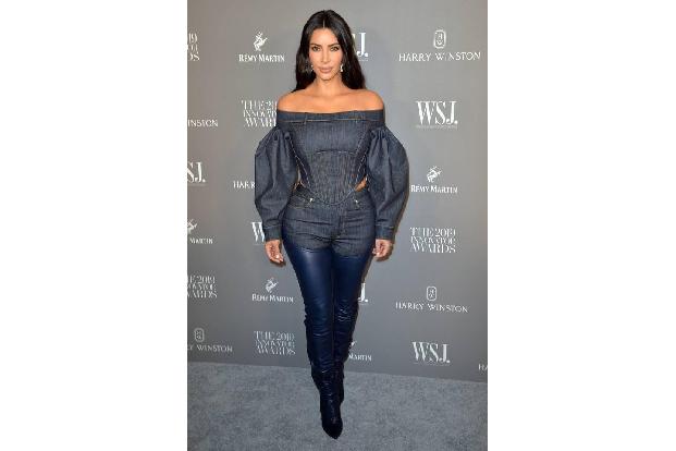 Kim Kardashian hat schon einige Düfte unter ihrem Namen laufen. Mal das KKW X KRIS mit Mama Kris, dann wieder eines mit Kyli...
