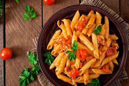 Wie gelingt die perfekte Pasta? Wie viel Öl und Salz braucht man wirklich beim Nudeln kochen? Die Antworten gibt es hier.