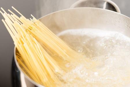 Nudeln brauchen ausreichend Platz. Nehmen Sie einen möglichst großen Topf - so kann auch nichts überkochen. Die Nudeln sollt...