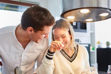 Damit die Pasta nachher auch lecker schmeckt, sollten Sie das Nudelwasser leicht salzen. Pro Liter Nudelwasser geben Sie dre...