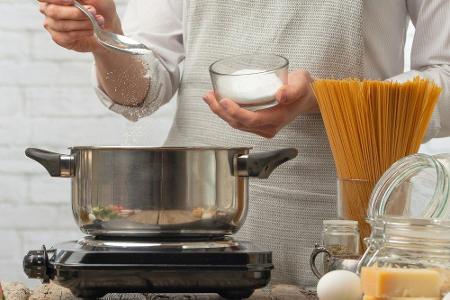 Doch wann sollte man das Salz dem Wasser zufügen? Einige schwören darauf, das Salz gleich ins Wasser zu geben und mit aufkoc...