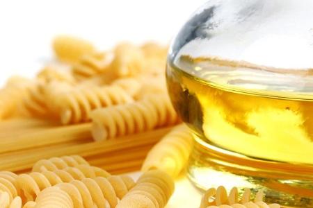 Und wie sieht es in Sachen Öl aus? Viele geben etwas davon ins Wasser, damit die Nudeln nicht verkleben. Doch das macht die ...