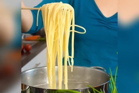 Nudeln sollten innen noch leicht bissfest sein. Probieren Sie am besten nach Ablauf der auf der Verpackung angegebenen Garze...