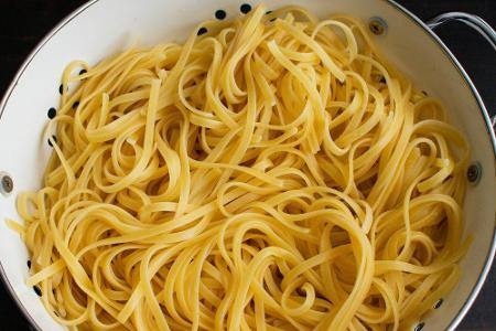 Auch abgeschreckte Nudeln nehmen die Soße schlechter auf. Um ein Verkleben der Pasta zu verhindern, sollten Sie sie lieber s...