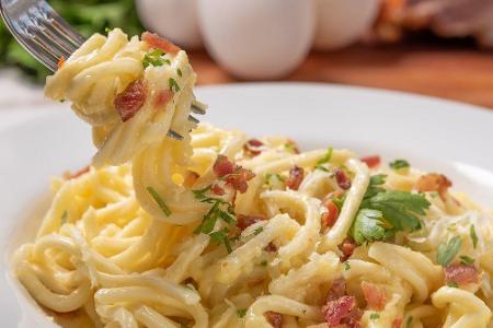 Doch welche Soße passt zu welcher Pasta? Je schwerer die Soße ist und je mehr Stückchen sie enthält, desto breiter darf die ...